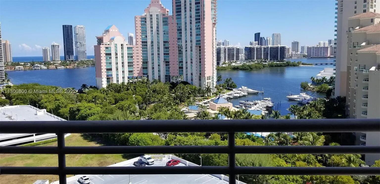 PARC CENTRAL AVENTURA SOU - Residential Lease
