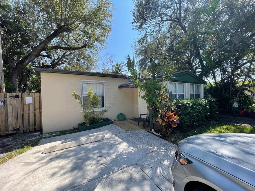Nice 2 bedroom, 1 Bath duplex in Tarpon River, East Ft. Lauderdale.  Large private fenced in yard with patio area.  
Kitchen has quartz countertops.  Tile Throughout.  Private driveway.  Close to water taxi and Publix Supermarket.  
Private laundry room with washer and dryer.  Water and Gas utilities are included in this rental price.  One of the best deals in East Ft. Lauderdale.  Pet lover's dream house.