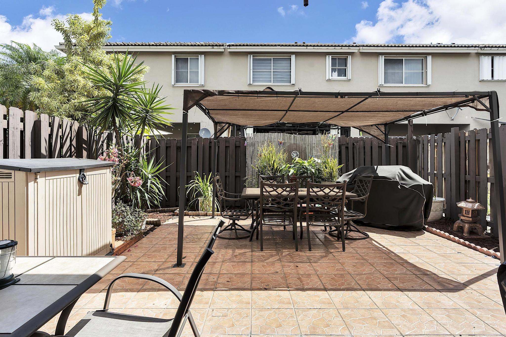 PASEOS AT MIAMI LAKES - Residential