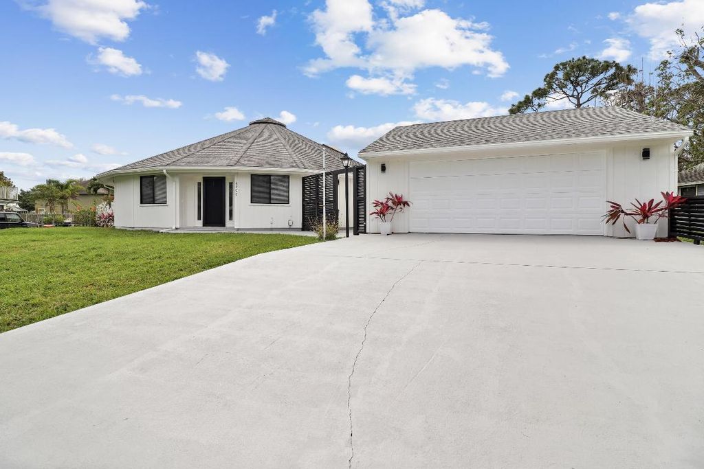 Photo of 6300 SE Phillips Bend Avenue, Stuart, FL 34997 (MLS # R10970303)