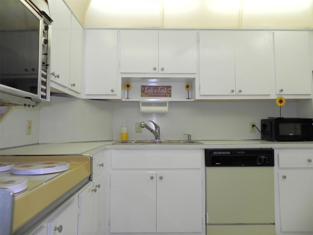 Photo of 4330 Hillcrest Drive #402, Hollywood, FL 33021 (MLS # F10454053)