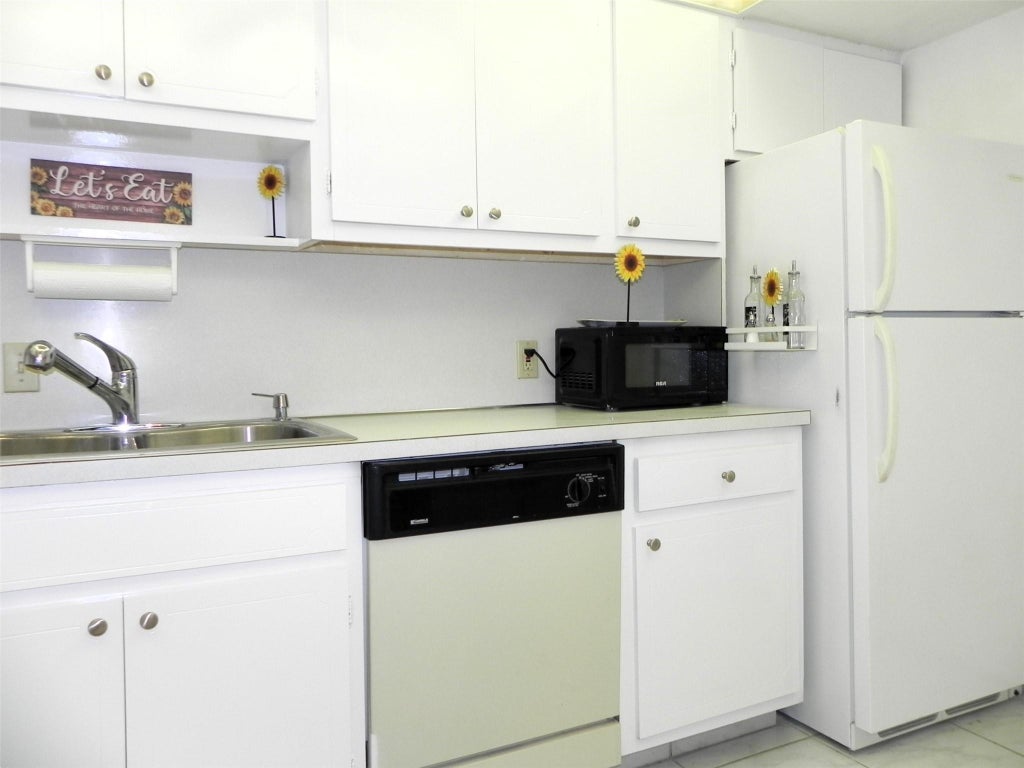 Photo of 4330 Hillcrest Drive #402, Hollywood, FL 33021 (MLS # F10454053)
