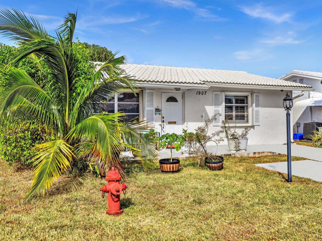 Photo of 1907 SW 22ND Avenue, Boynton Beach, FL 33426 (MLS # B26064186)