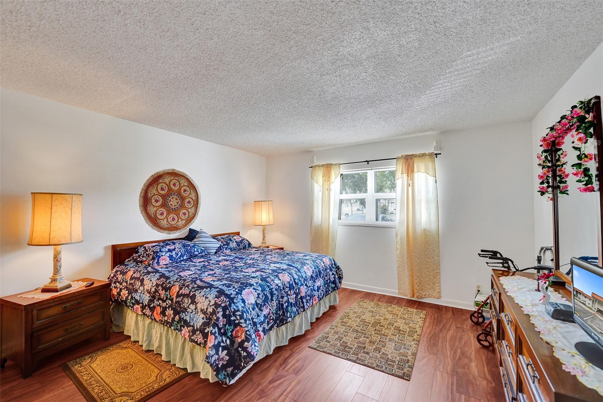 This cozy and beautiful 1 bedroom, 1 bath with a lovely view from the patio. Close to the turnpike and 95.