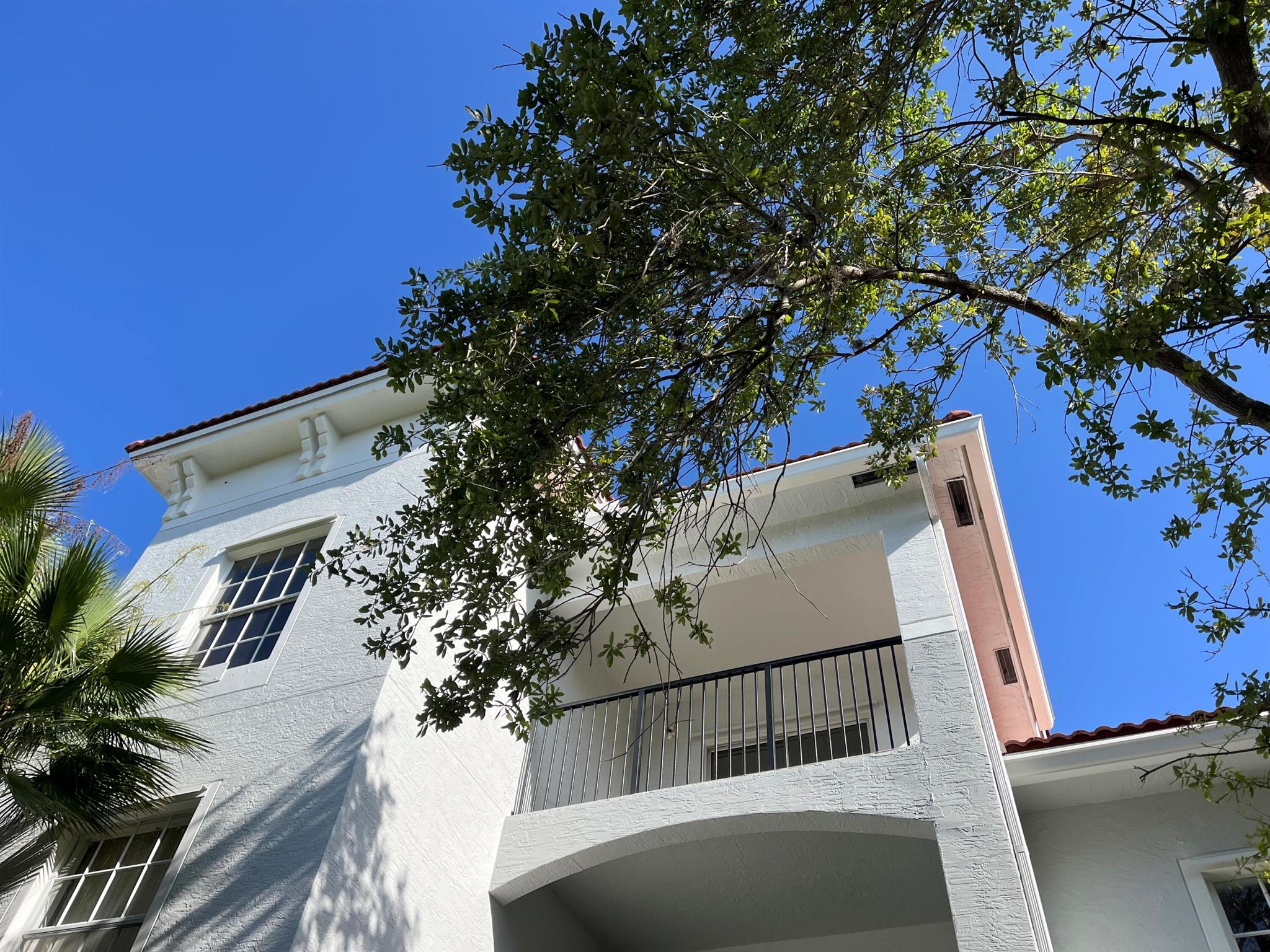 Beautiful 3rd floor 1 bedroom/1bathroom condo. Tile and vinyl throughout. Clean and move in ready. Bright living room, modern kitchen,ample terrace, spacious bedroom, upgraded bathroom and washer&dryer in the unit. Deeded parking space. The community offers a clubhouse, fitnesscenter, tropical pool, jacuzzi, picnic area and carwash. Close to restaurants, malls, I-95 and Turnpike.