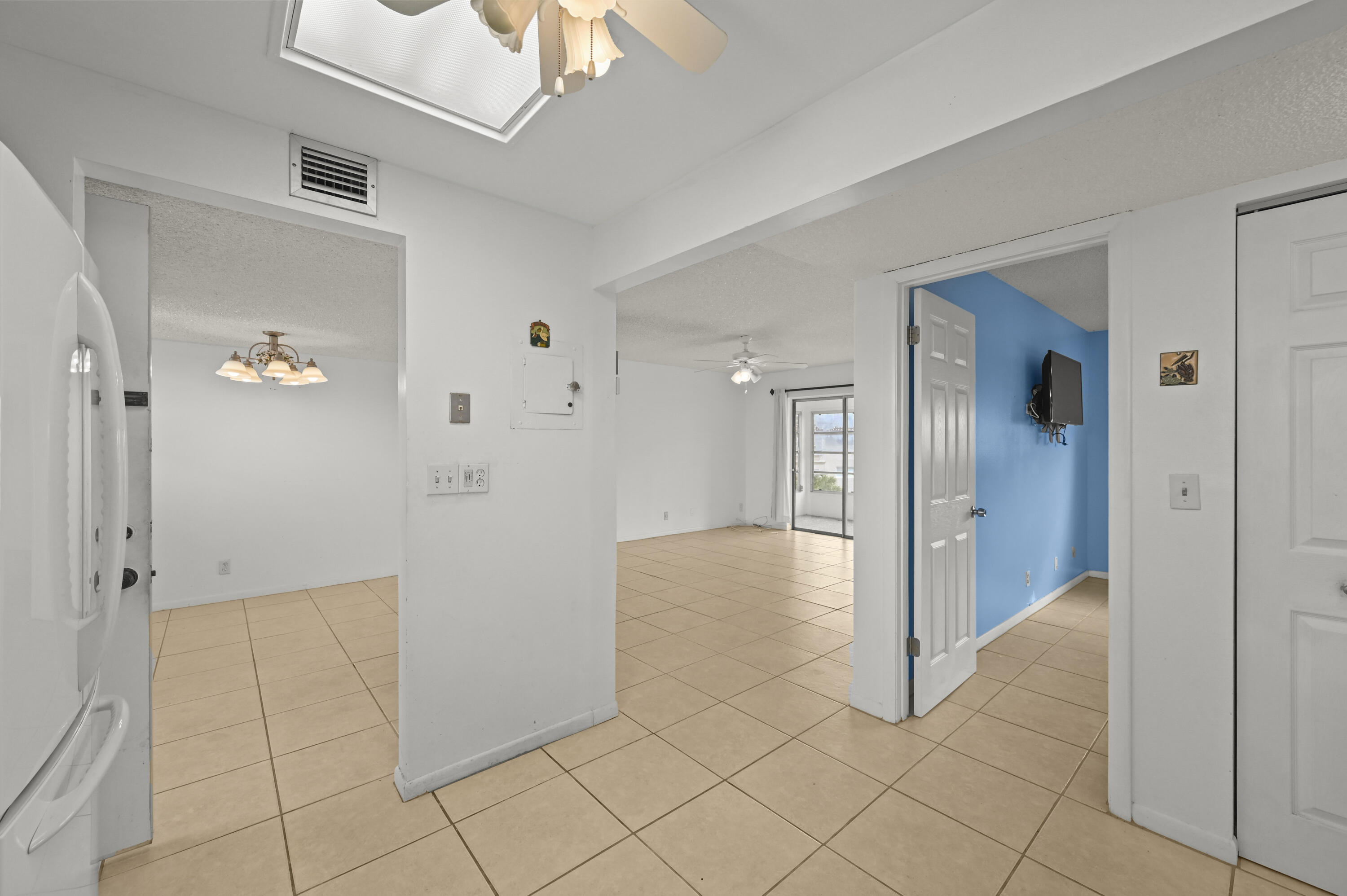 LAKESIDE VILLAGE COND NO 7 - Residential