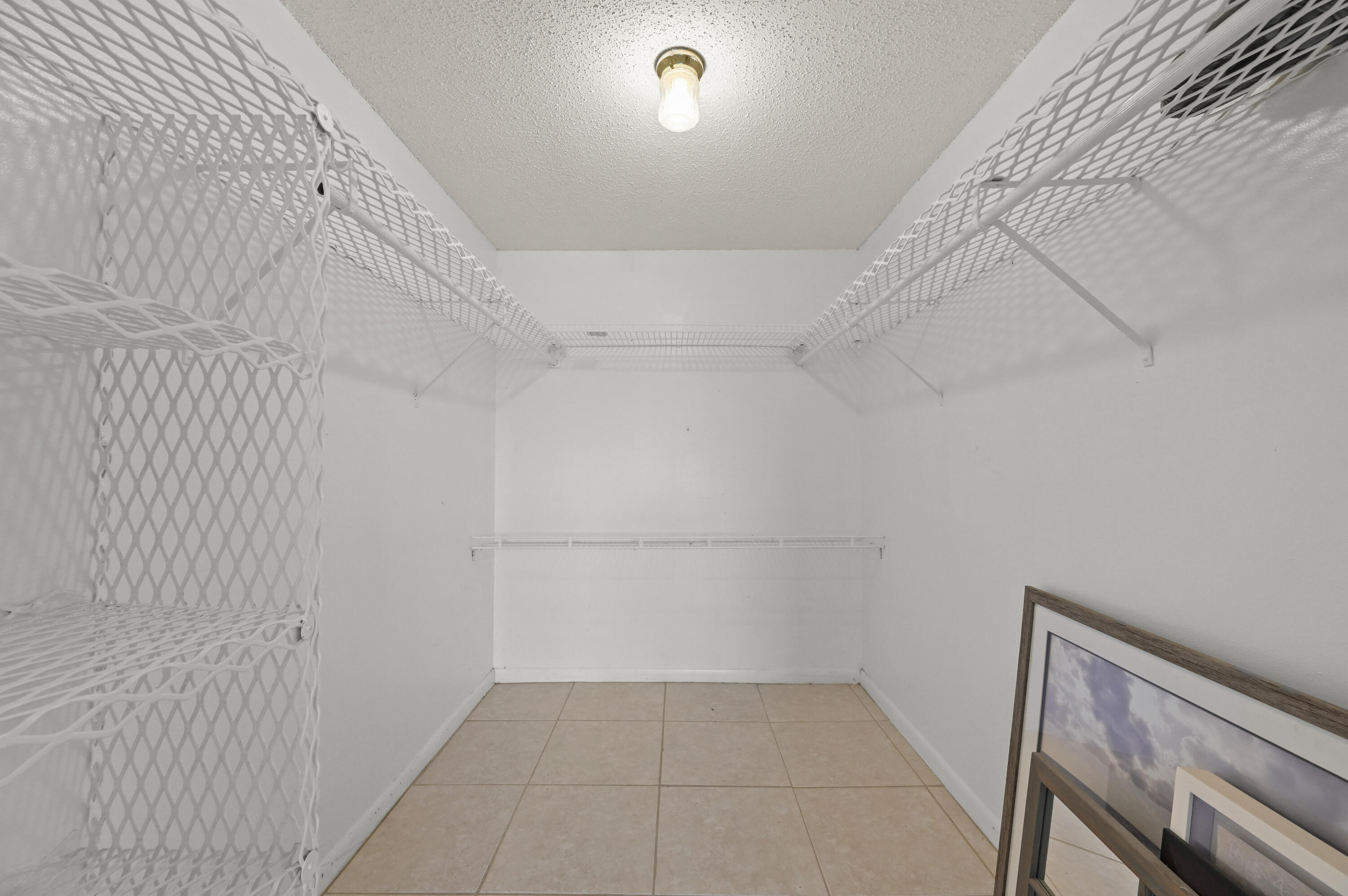 LAKESIDE VILLAGE COND NO 7 - Residential