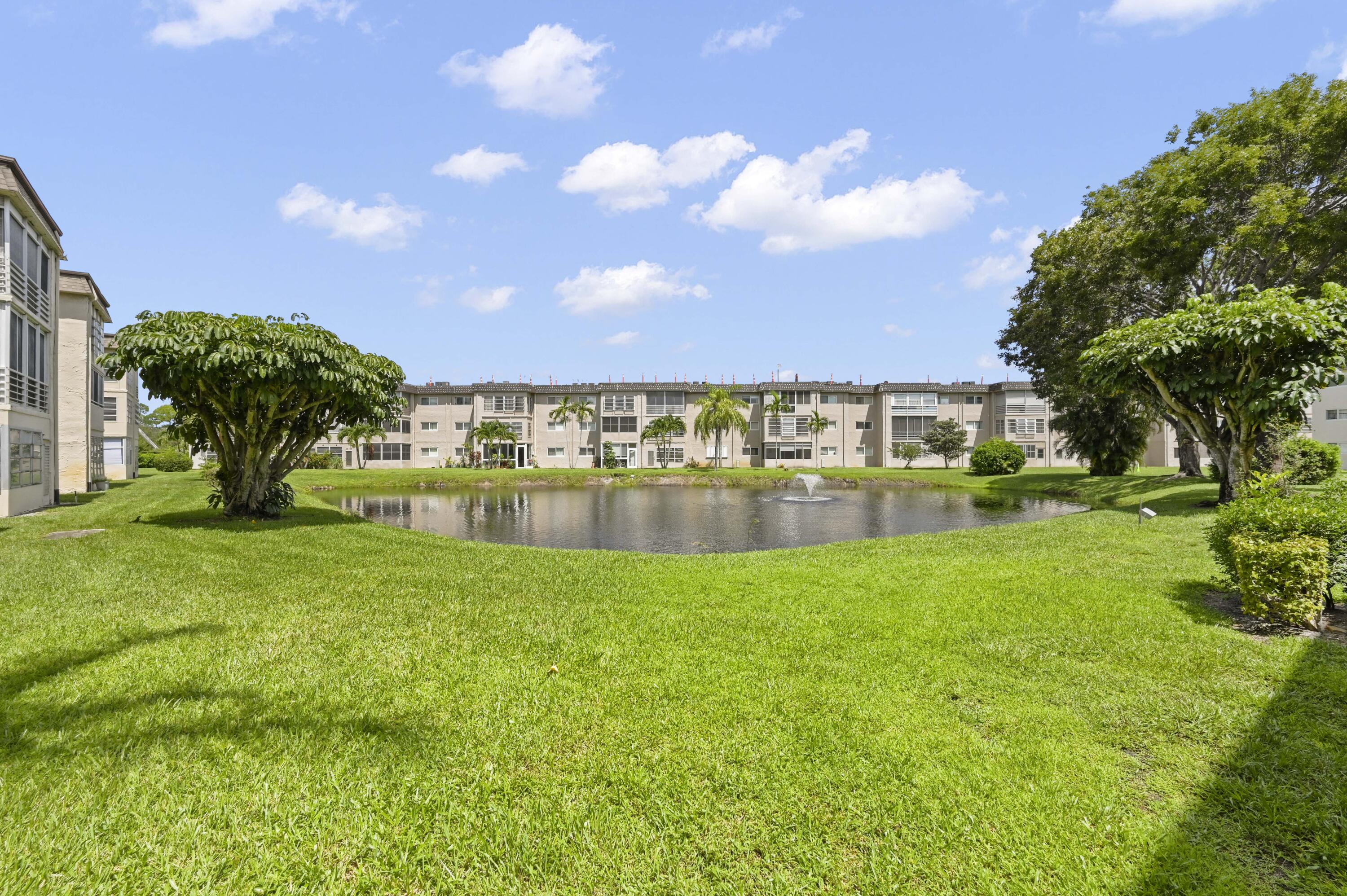 LAKESIDE VILLAGE COND NO 7 - Residential