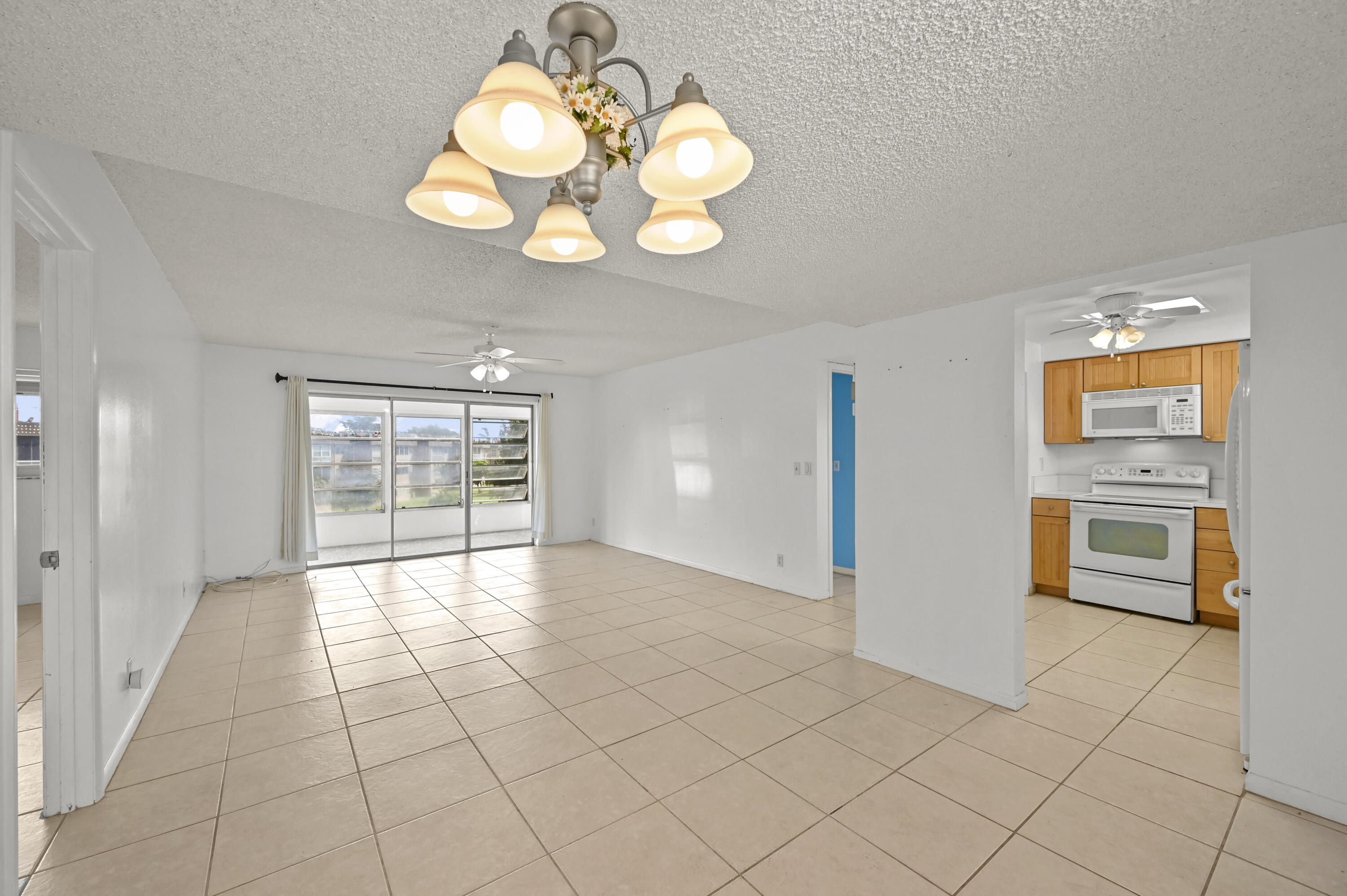 LAKESIDE VILLAGE COND NO 7 - Residential