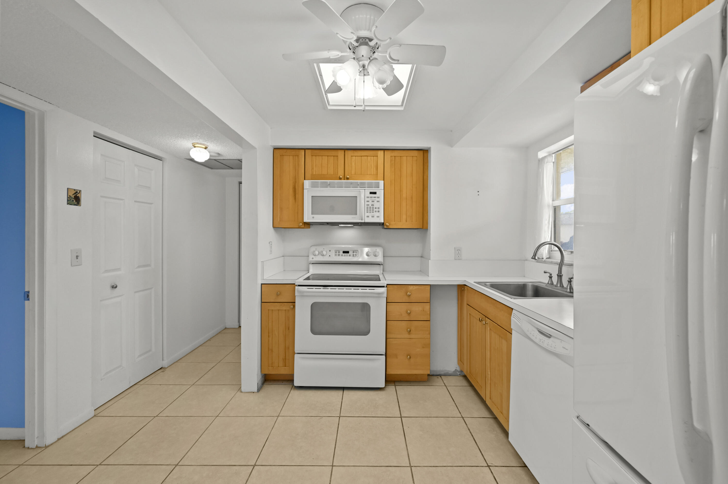 LAKESIDE VILLAGE COND NO 7 - Residential