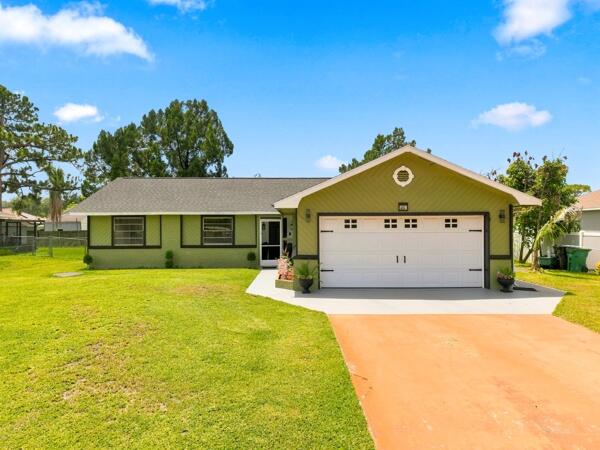 Photo of 450 SE Thornhill Drive, Port Saint Lucie, FL 34983 (MLS # B26051766)