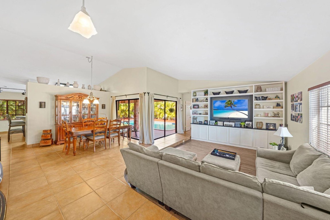 COUNTRY CLUB OF MIAMI ESTATES - Residential