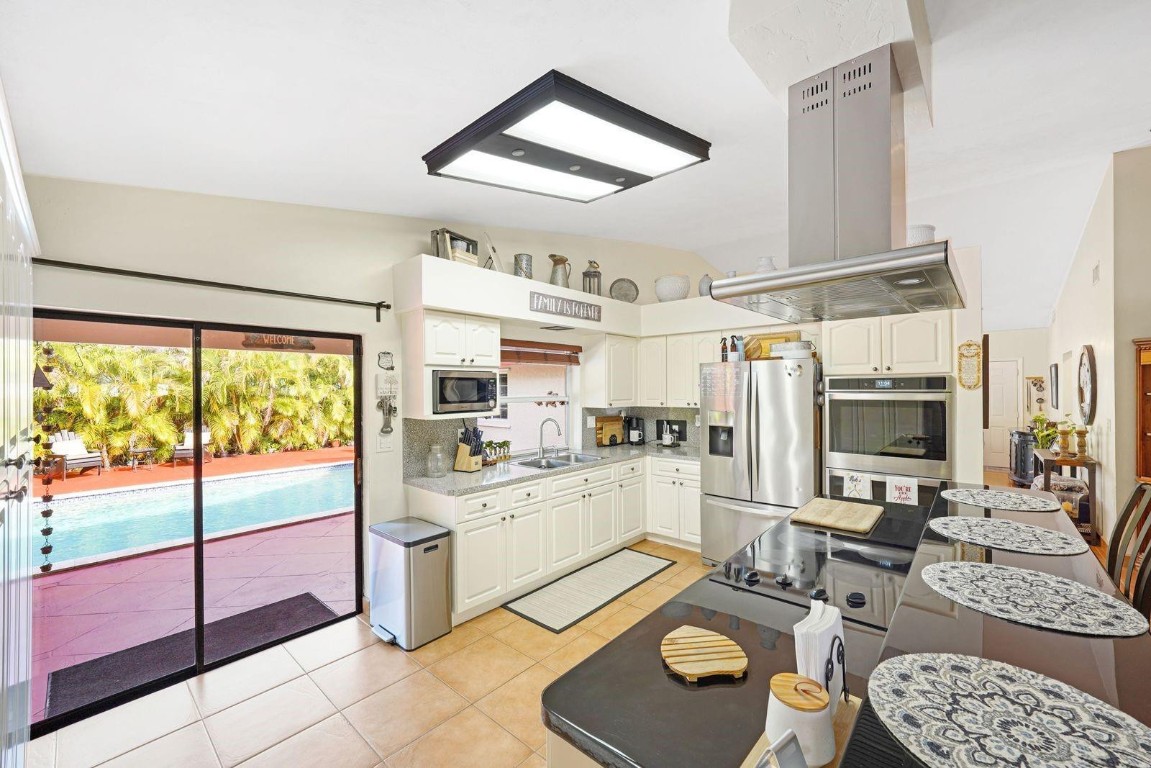 COUNTRY CLUB OF MIAMI ESTATES - Residential