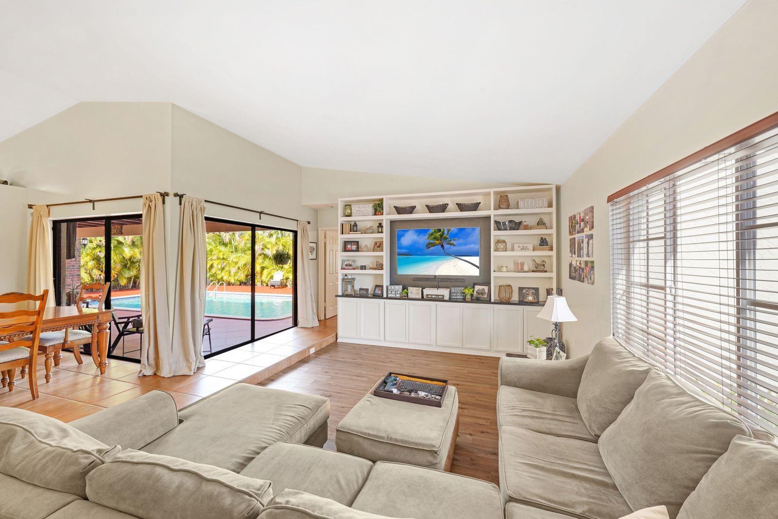 COUNTRY CLUB OF MIAMI ESTATES - Residential