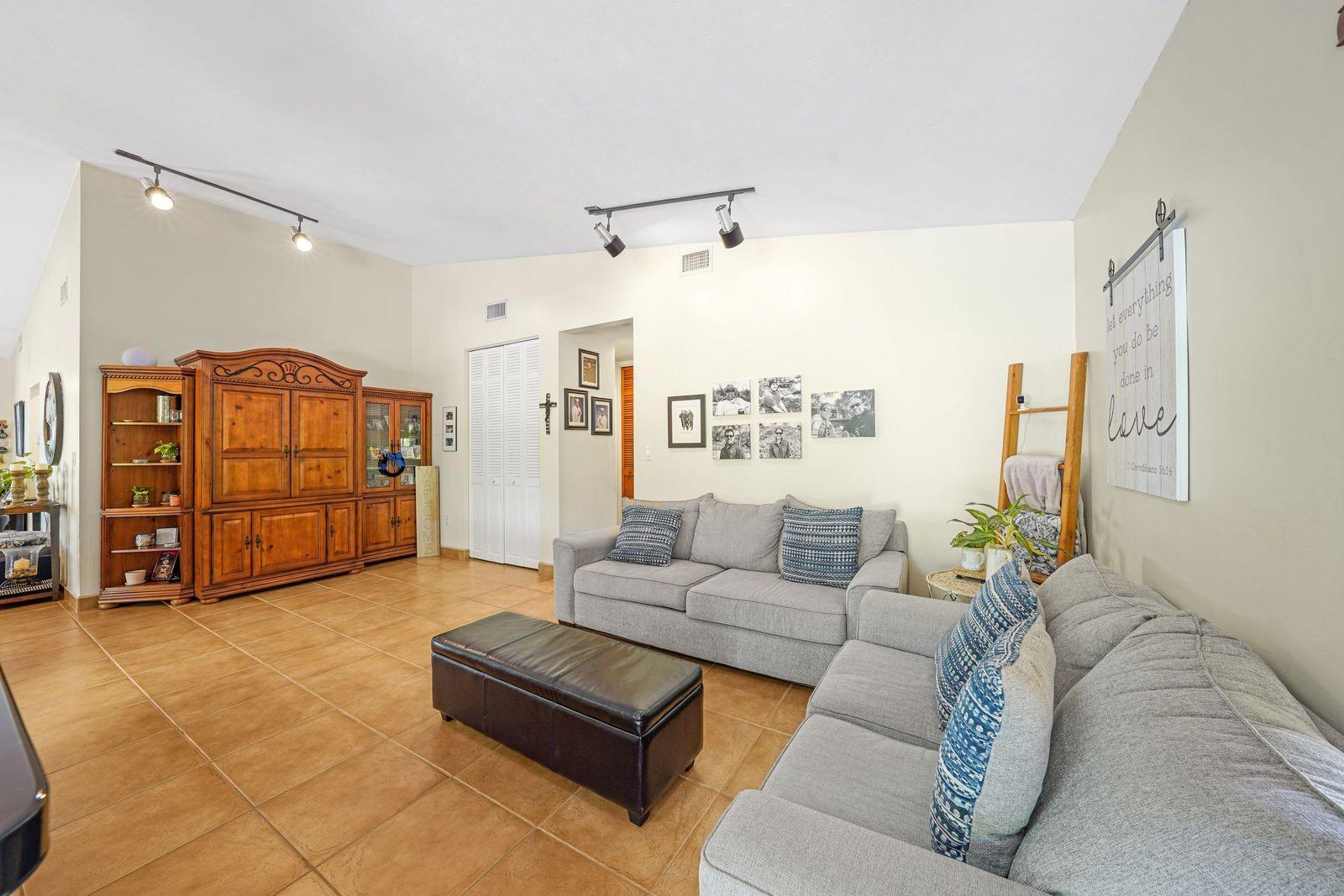 COUNTRY CLUB OF MIAMI ESTATES - Residential