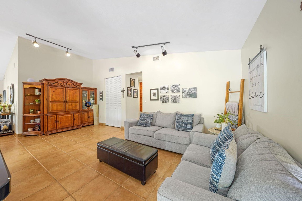 COUNTRY CLUB OF MIAMI ESTATES - Residential