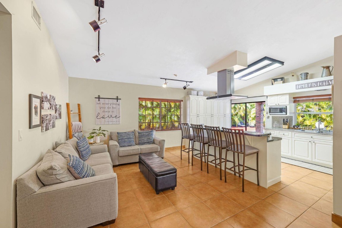 COUNTRY CLUB OF MIAMI ESTATES - Residential