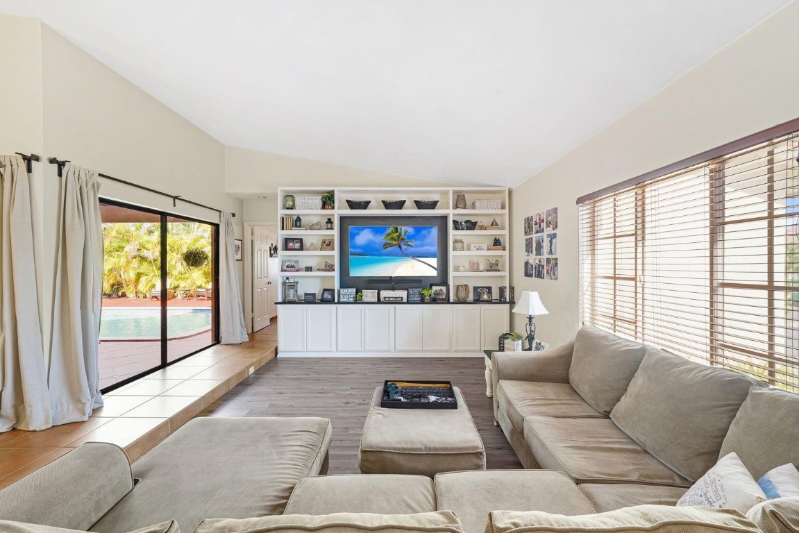 COUNTRY CLUB OF MIAMI ESTATES - Residential