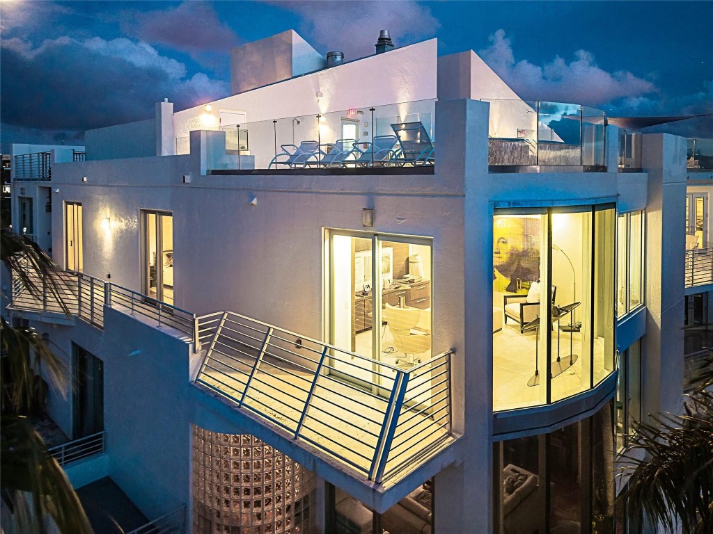 301 Hendricks Isle 10