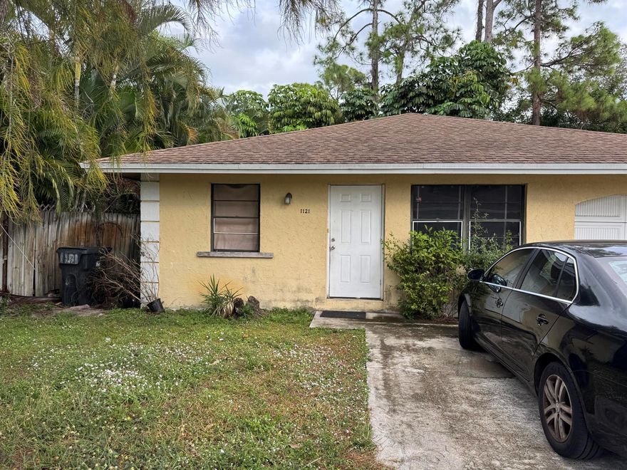 Beautiful 3-bedroom, 2-bathroom villa with a 1-car garage, ideally located in the heart of Wellington. This property offers no HOA and is available for a quick move-in--a rare opportunity in a highly sought-after area.