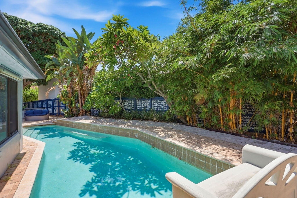 Photo of 425 NE 20TH Street, Boca Raton, FL 33431 (MLS # B26076089)