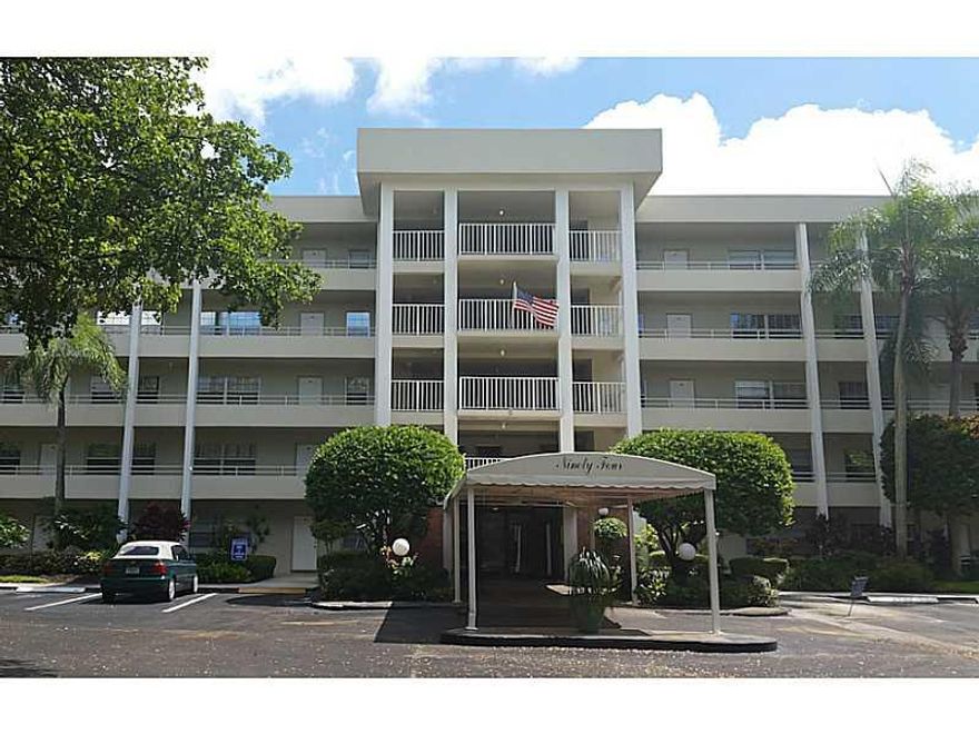 Large Penthouse 2 Master bedroom in newest Palm-Aire building. Magnificent Panoramic Lake  and Golf Views! Washer/dryer in the unit. Large screened balcony with hurricane shutters.. Newer A/C handler, termostat & water heater.