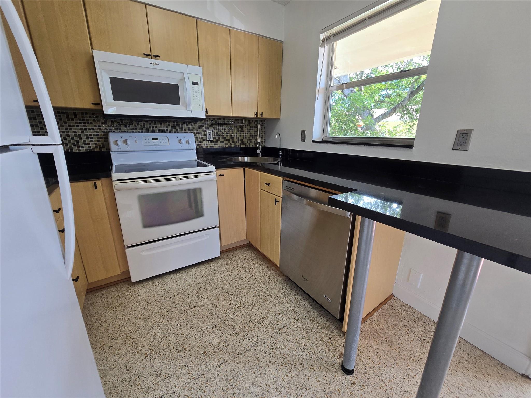 305 NE 16th St B8