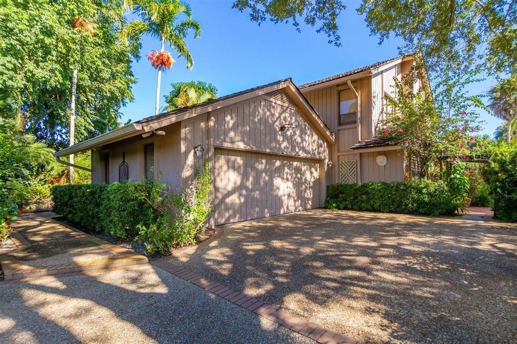 Photo of 8 Glencairn Road, Palm Beach Gardens, FL 33418 (MLS # R10751095)