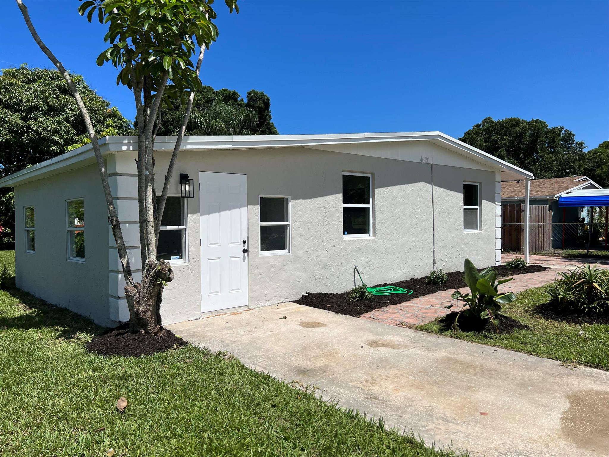 Lovely 3 bedrooms one bathroom completely remodeled property. Close to the beach, mayor Hihgways shopping centers and more. New appliances and huge backyard are a plus. Owner is motivated, lease to purchase option available.