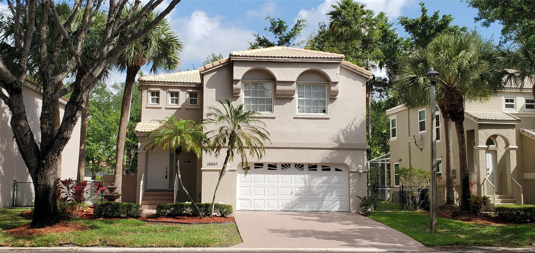 Newly remodeled pool home in a fantastic Classics at Kensington subdivision. Open floor plan for that spacious feel, New kitchen cabinets, new flooring, new primary bathroom, stainless appliances.
Great schools, lots of parks, close to shopping, super location!
Pool and lawn service included, tenant responsible for all utilities and renter's insurance. First, last and security deposit.