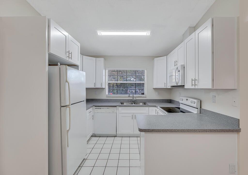 SUGAR POND MANOR OF WELLINGTONNLY - Residential Lease