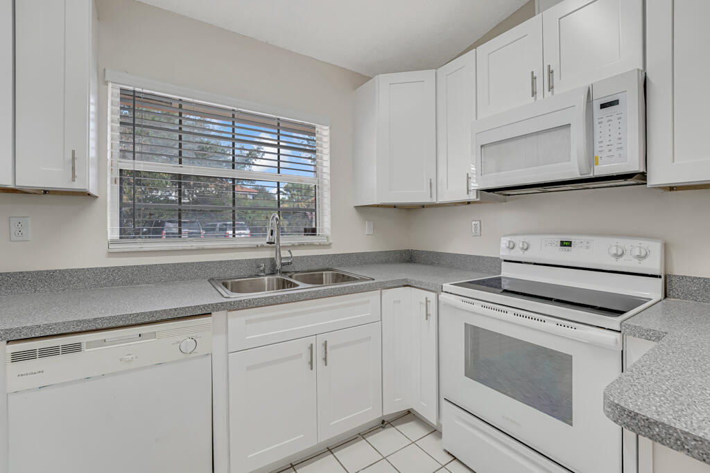 SUGAR POND MANOR OF WELLI - Residential Lease