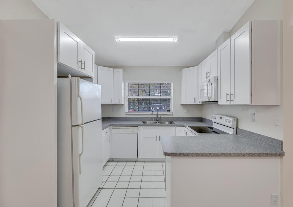 SUGAR POND MANOR OF WELLI - Residential Lease