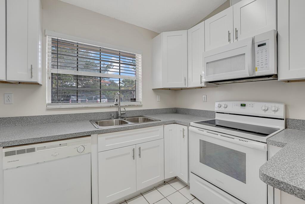 SUGAR POND MANOR OF WELLINGTONNLY - Residential Lease