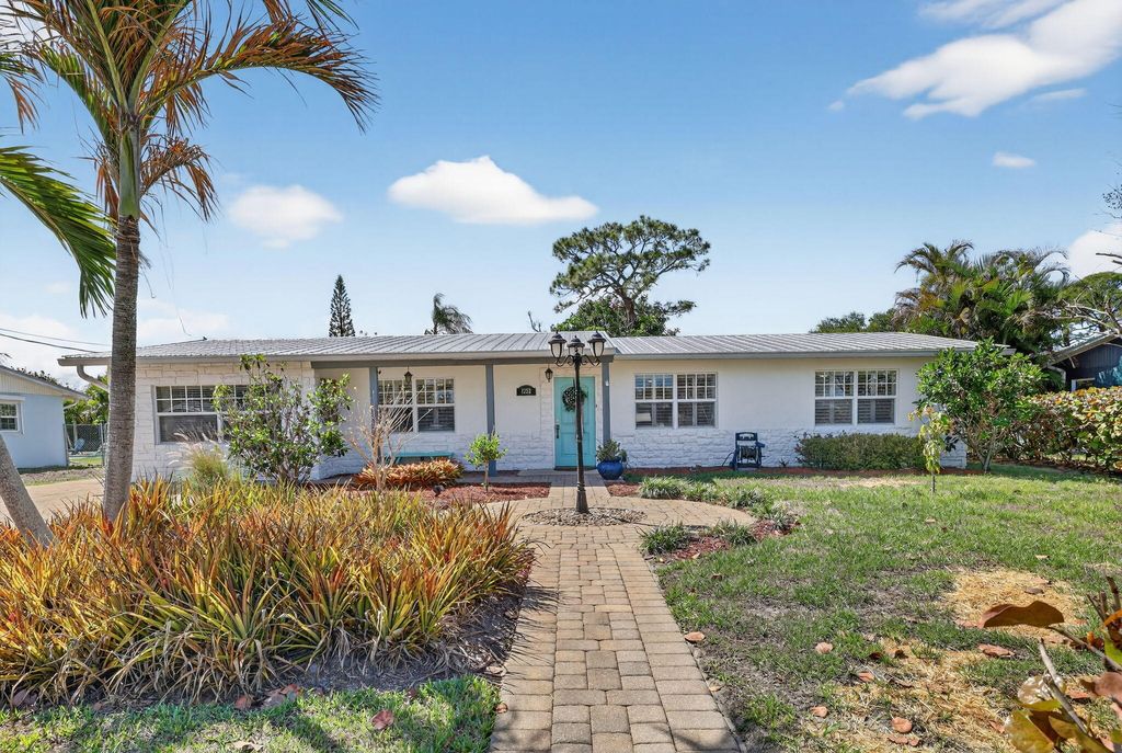 Photo of 1252 SE Madison Ave, Stuart, FL 34996 (MLS # B26000592)