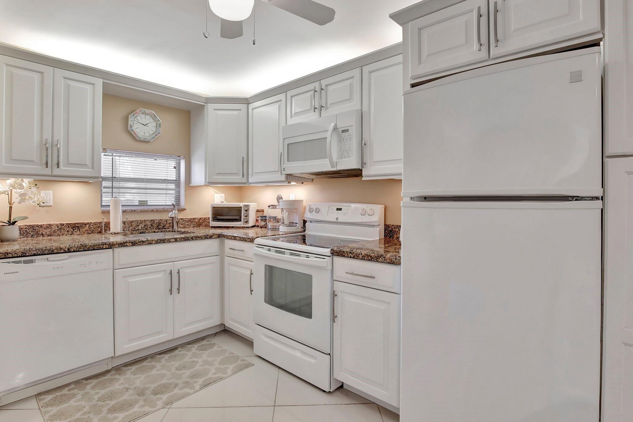 HOLLYBROOK GOLF & TENNIS - Residential