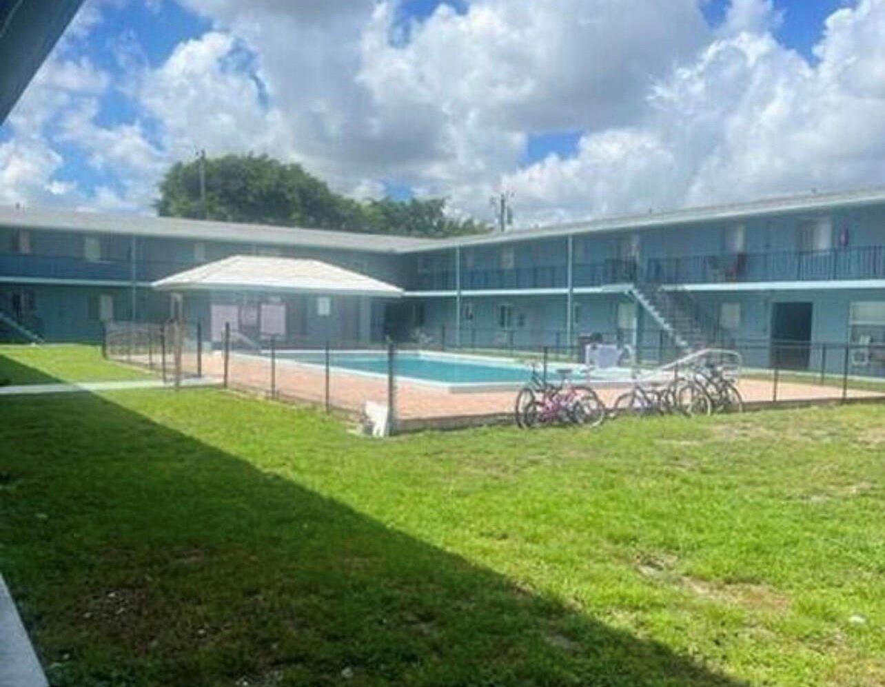 Great investment,long term tenant paying $1750 monthly. Unit with some upgrades, no work needed, new AC, updated kitchen. Easy approval.
Assesments paid by seller already, no upcoming assesments.
