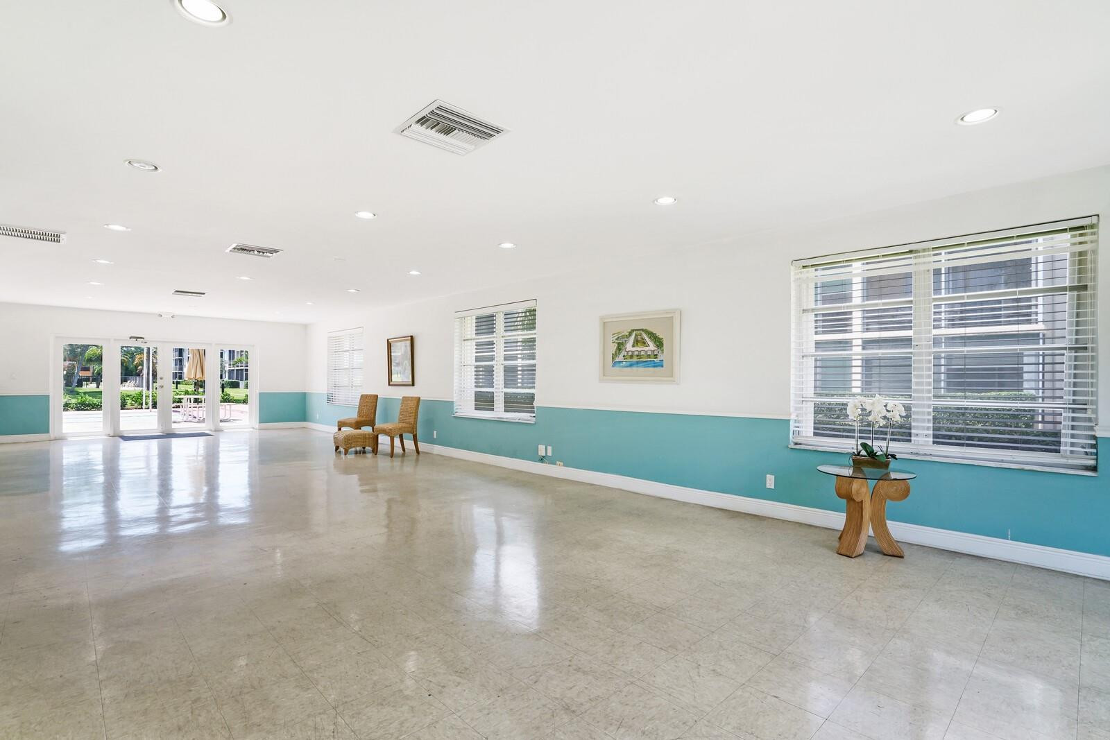 Lighthouse Point Plaza - Residential