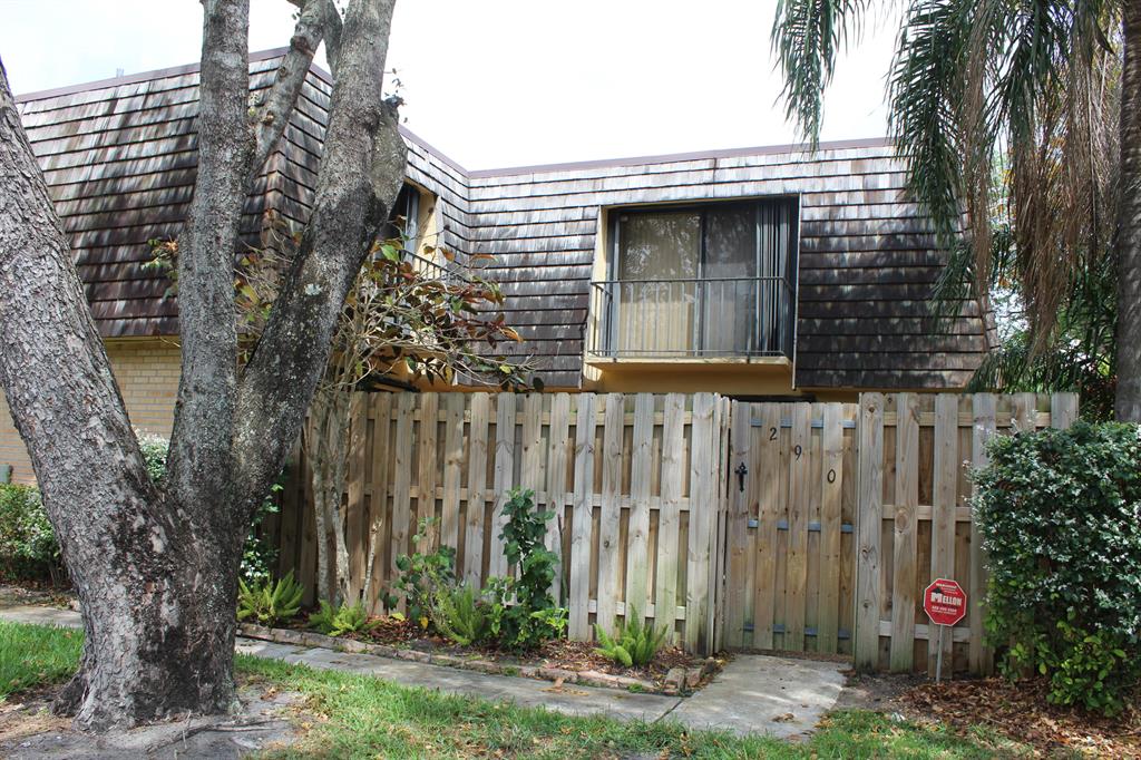 Freshly Painted courtyard home very near I95 accordian shutters in entire home. All tiled floors on first floor with Laminate on stairs and second floor.A unique fireplace in the living room. A nice simple bright home to make yours with a fe small touches!!! Come see it