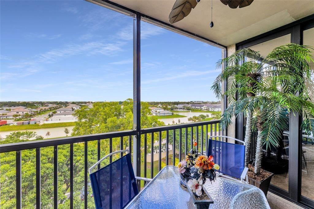 105 LAKE EMERALD Drive 711