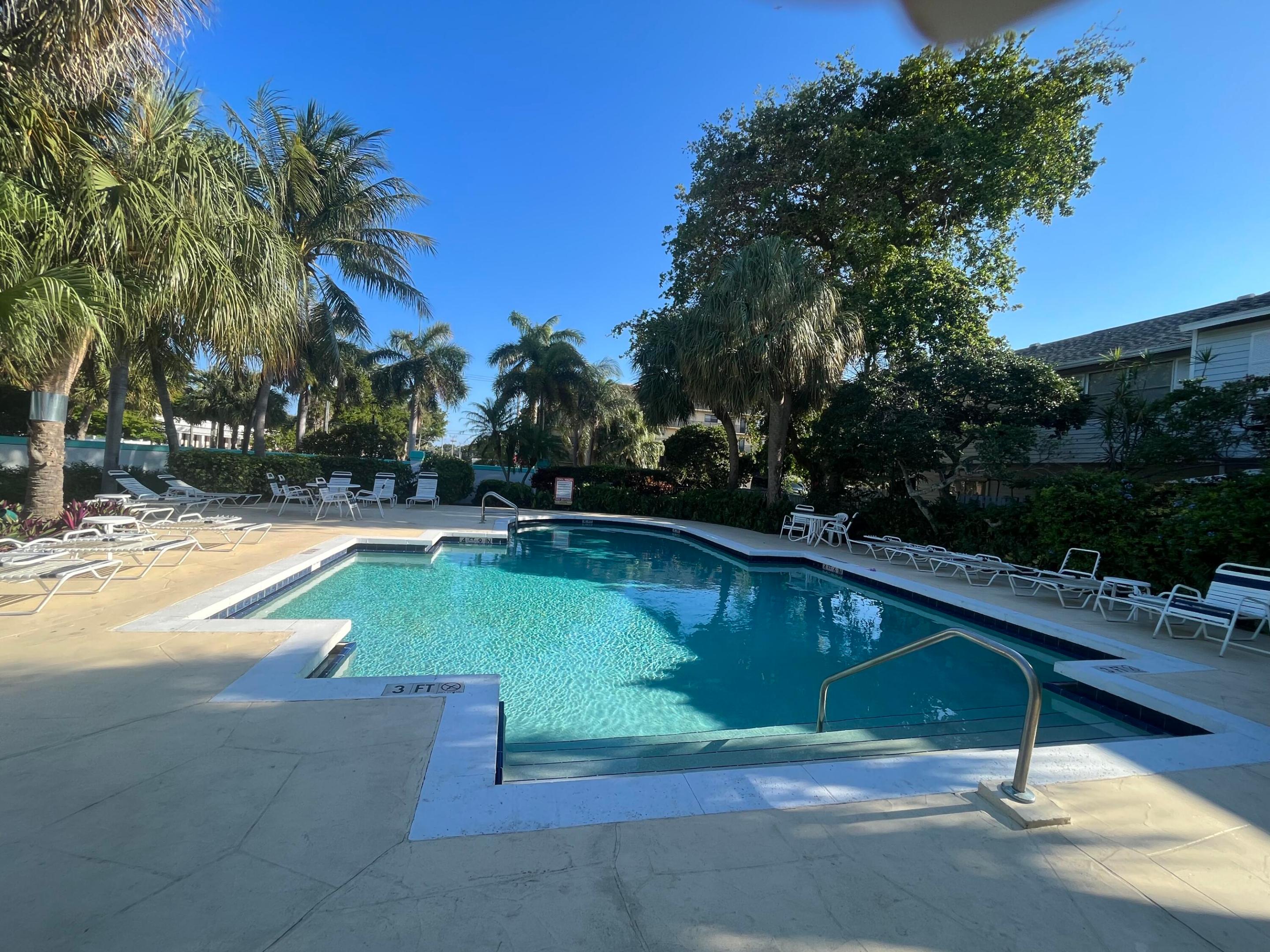 2589 NE 15th Street