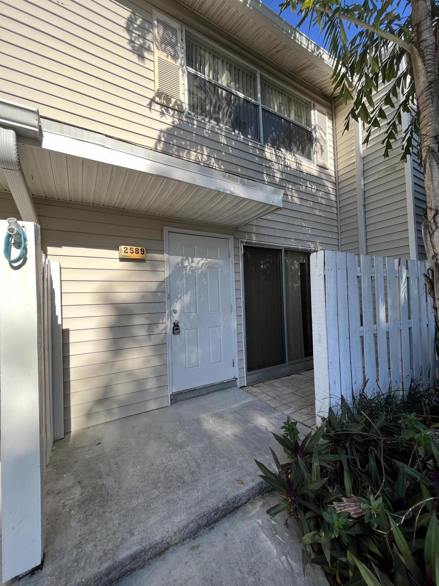2589 NE 15th Street