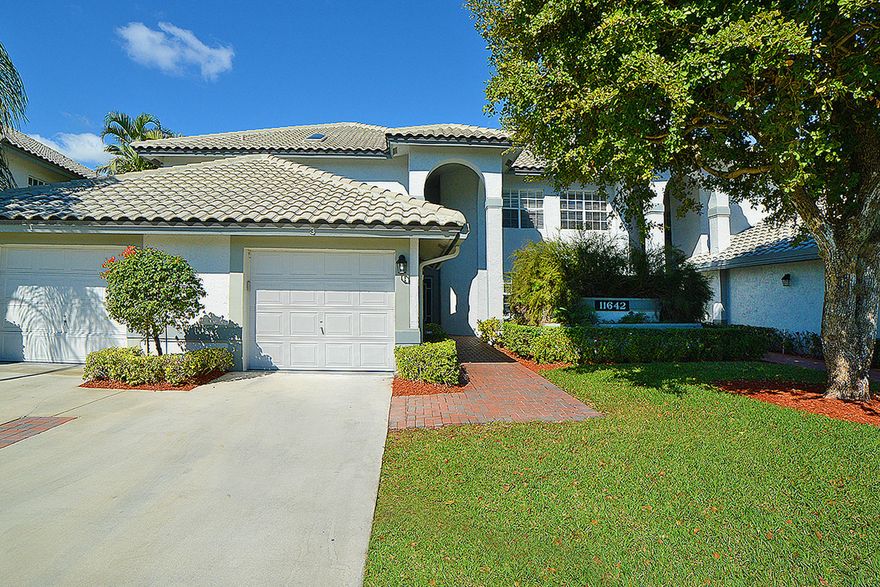 Fully renovated, open concept in the desirable Briarwood community. This unit has the optional to make it a true 3/2. The lanai has is air conditioned for increased living space. Laminate floors throughout the home with marble floors in both the bathrooms.