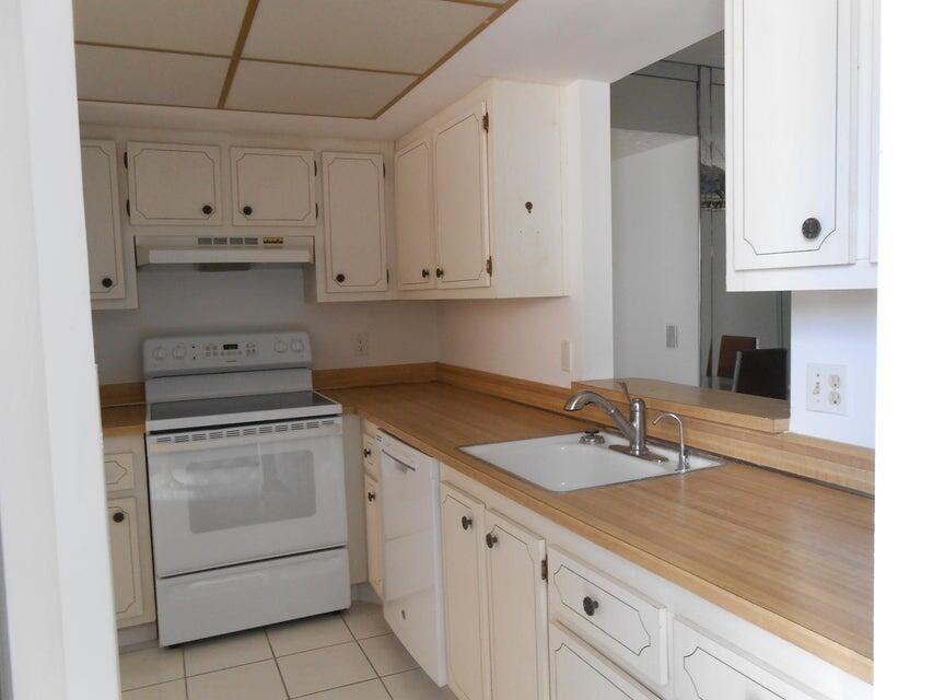 VILLAGES OF ORIOLE ABBEY CONDO - Residential