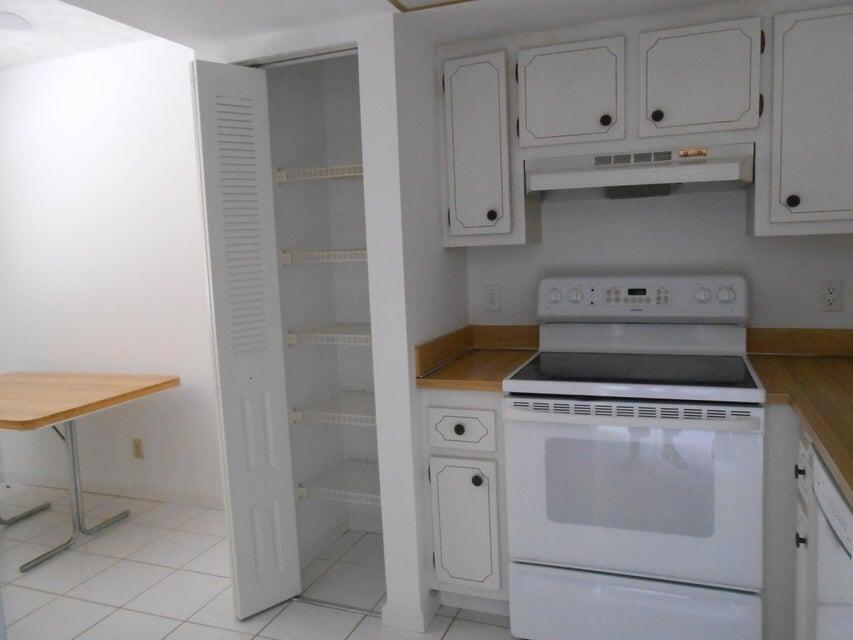 VILLAGES OF ORIOLE ABBEY CONDO - Residential