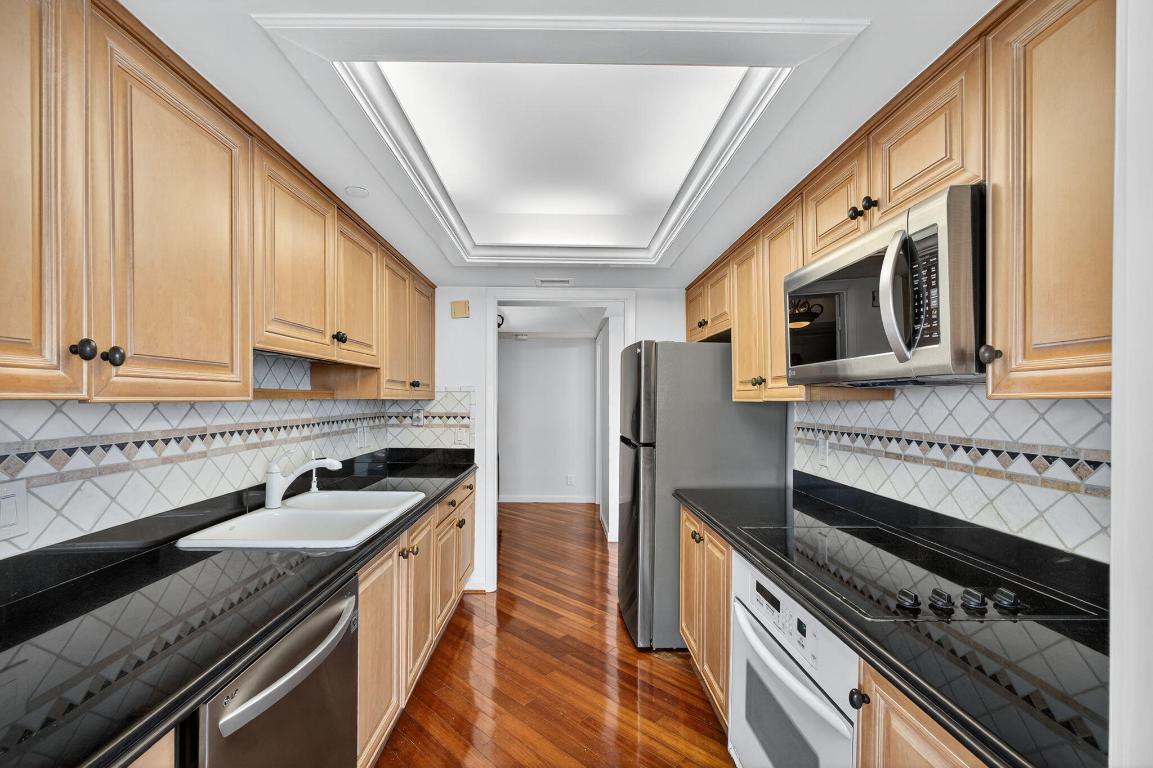 REACHES CONDO - Residential