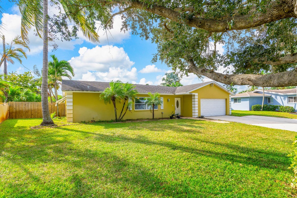Photo of 3812 Buttercup Circle S, Palm Beach Gardens, FL 33410 (MLS # R10934016)