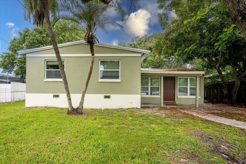 Photo of 1905 Sunrise Boulevard, Fort Pierce, FL 34950 (MLS # R11003606)