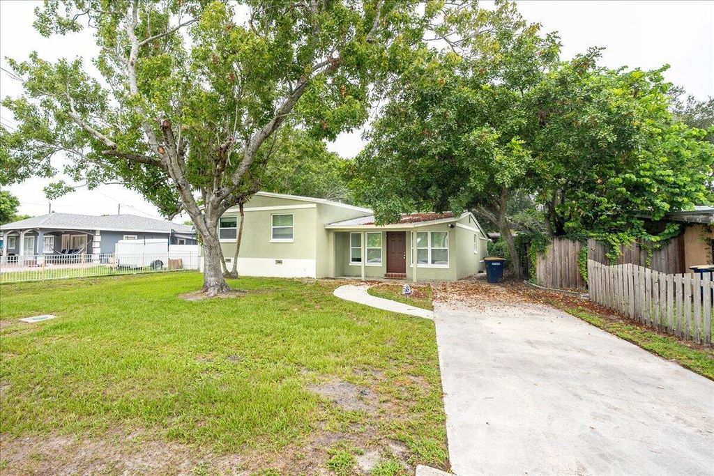 Photo of 1905 Sunrise Boulevard, Fort Pierce, FL 34950 (MLS # R11003606)