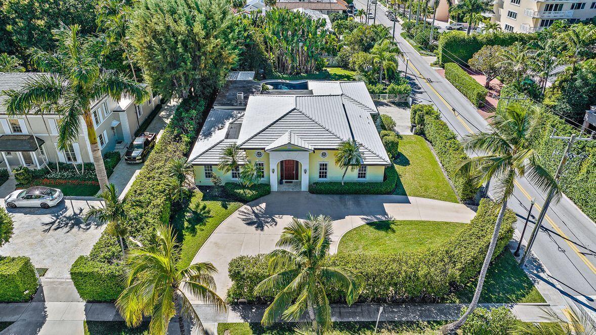 Exclusive opportunity to acquire nearly 20,000 square feet of prime land with ARCOM approved plans situated on one of Palm Beach's most coveted street close to town, lake trail and shopping! Structure on property.
